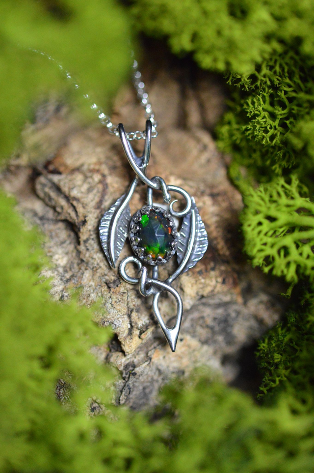 Pendentif Elfique - Opale, feuilles simples