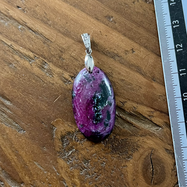 Pendentif en Rubis-Zoisite et bélière argent et zircons