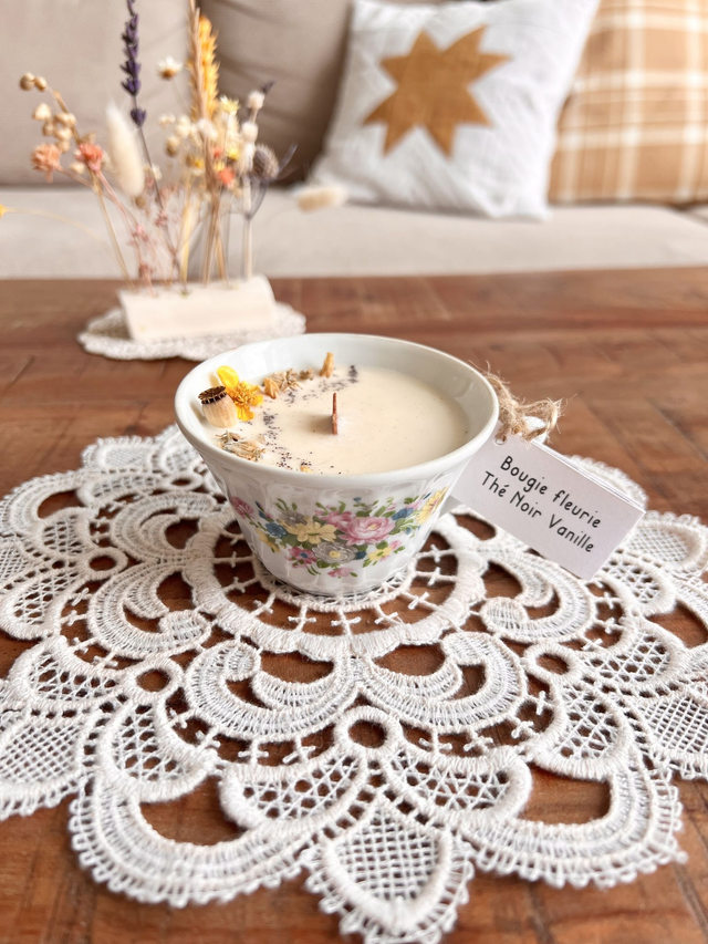 ✨ Bougie Thé noir vanille - tasse à thé "composition florale"