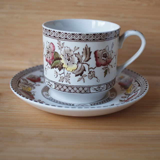 Midwinter | Kop (diameter 7 | hoogte 6 cm) en Schotel (diameter 12,5 | hoogte 2 cm) &#039;Flower&#039; motief | Vintage - Kopje met geringe craquelé