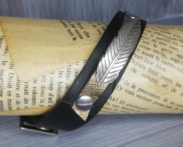 Bracelet chambre à air, plume.