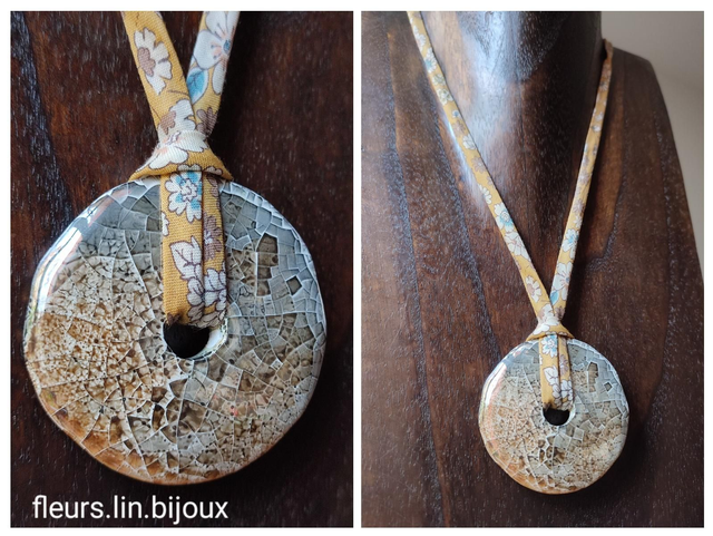 Z-Collier céramique grecque &amp;tissu liberty ocre, blanc, pièce unique.chaine d&#039;extension en acier inoxydable doré 
