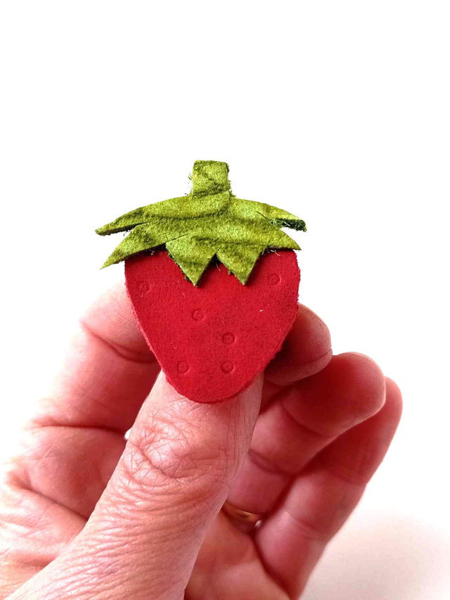 Broche éco-responsable en chute de CUIR et CHAMBRE à AIR de tracteur - Fraise - Pièce Artisanale et Unique