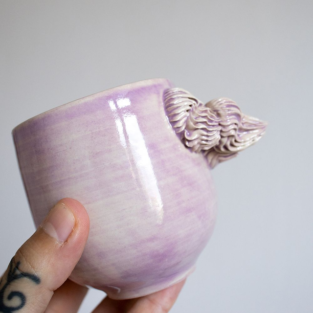 Tasse lilas, anse meringue.