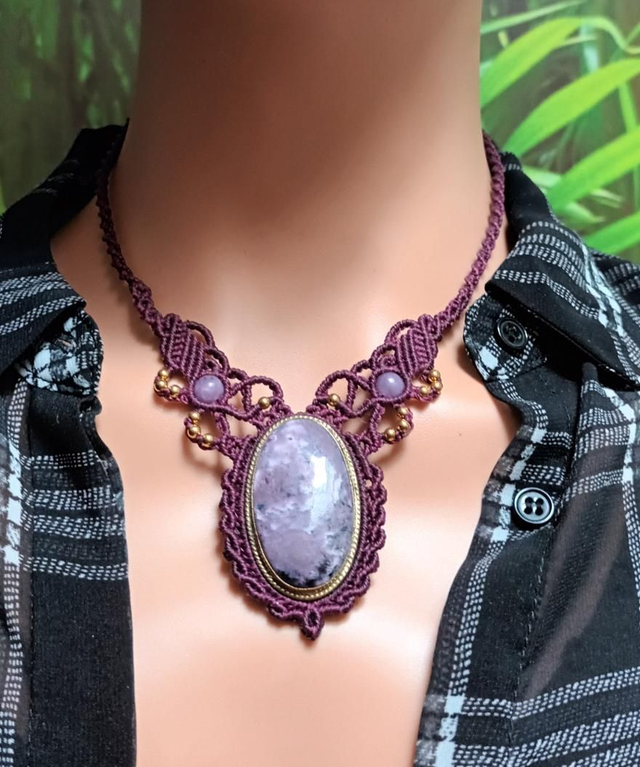 Collier en charoïte et lépidolite