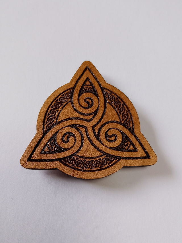 🧲 Magnet en bois gravé – motif triskel - 4 cm