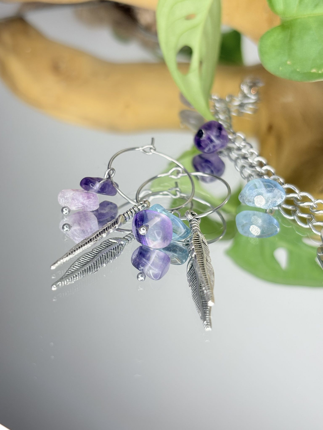 Boucles d&#039;oreilles créoles fluorite et ses plumes