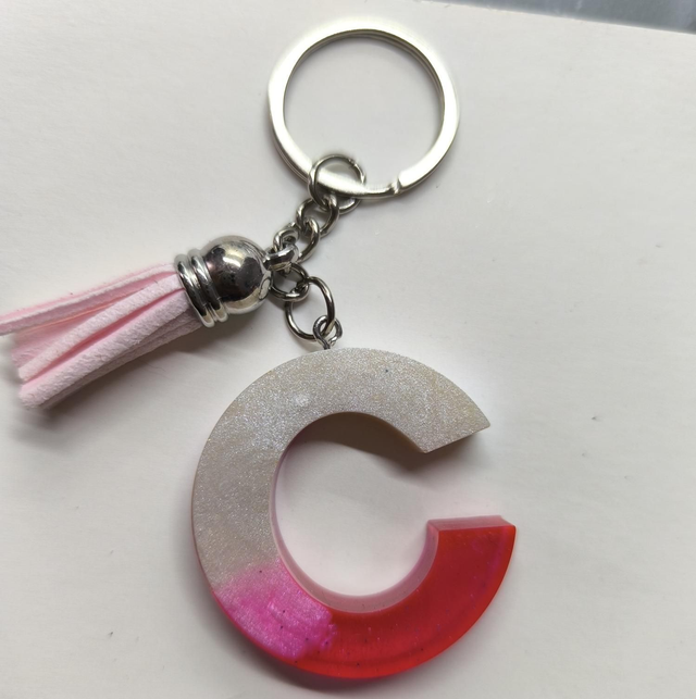 Porte clés initiale "C" blanc nacré et rose 