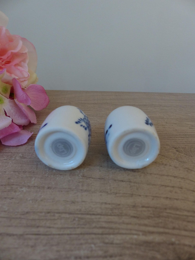 Ensemble Salière et Poivrière Minimaliste avec Plateau – Porcelaine Bleu Indigo, Décor Moulins et Fleurs –Accessoire de Table Déco Chic