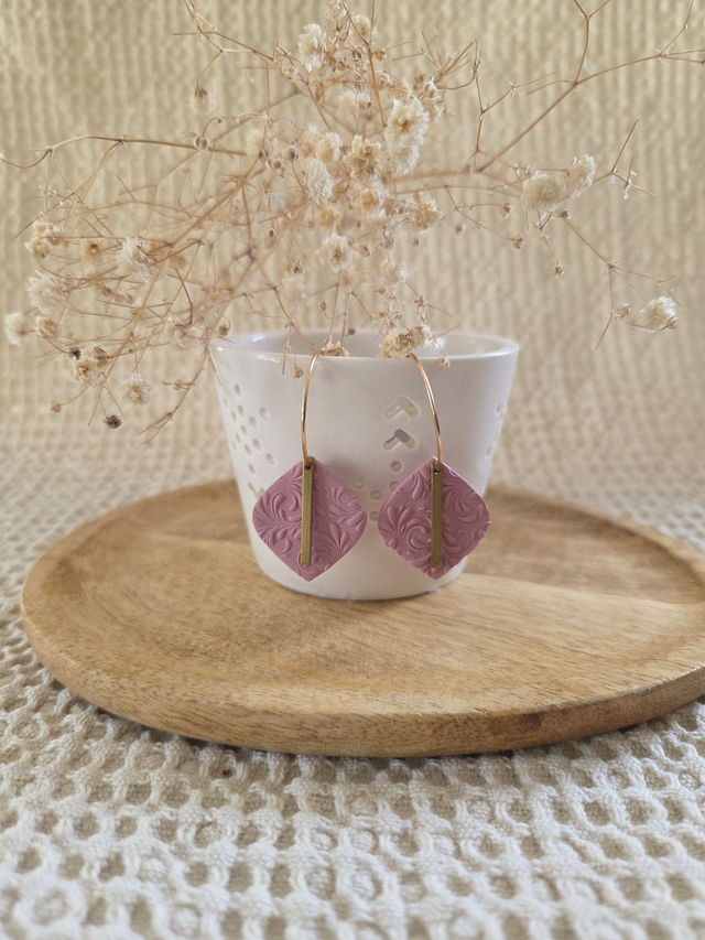 Boucles d'oreilles Mae coloris rose blush et arabesques