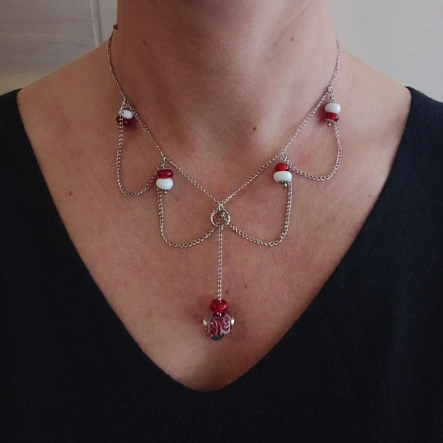 Collier rouge en verre 