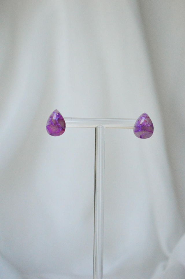 Stardust Blush Kolekcija - Mali uhani v obliki kapljice v marmorno lila in roza barvi