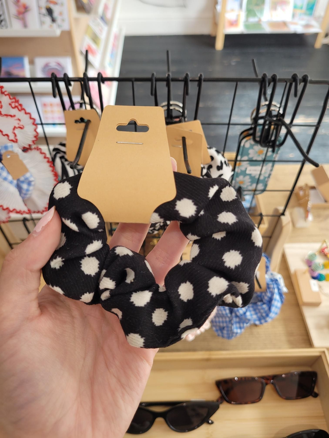 Black and white spotty single scrunchie - HE-014