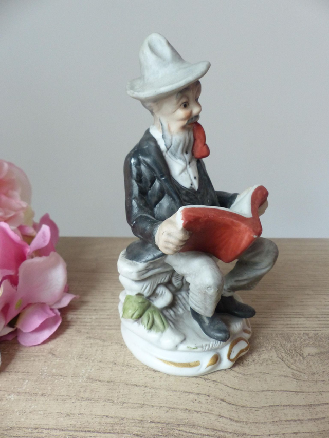 Figurine viel homme assis sur un banc de parc, homme avec chapeau et fumant une pipe, statuette biscuit d'homme avec livre, Taïwan Vintage