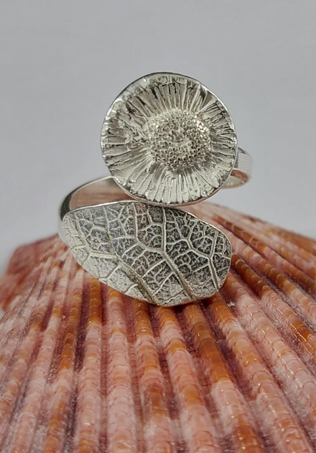 Daisy and Leaf ring