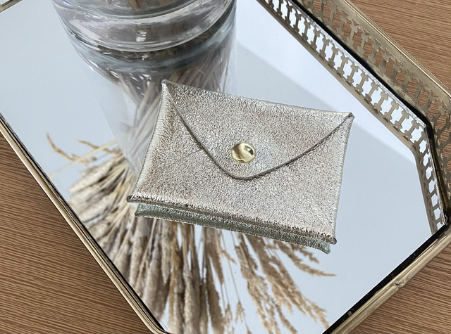 Petite pochette « MONEY » en cuir irisé or clair