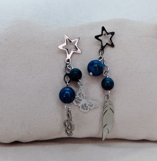 Clous d'oreilles "étoile" avec pendentifs "clés de sol, papillon, plume" en acier inoxydable et pierres naturelles (lapis lazuli, sodalite)