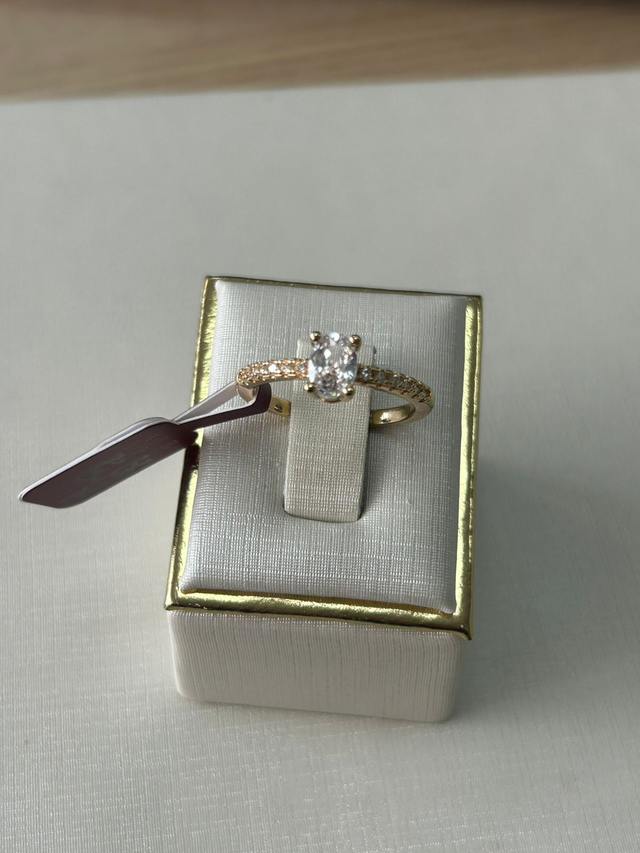 ANEL SOLITÁRIO OVAL CRAVEJADO COM ZIRCÔNIAS BANHADO EM OURO 18K - TAM 20