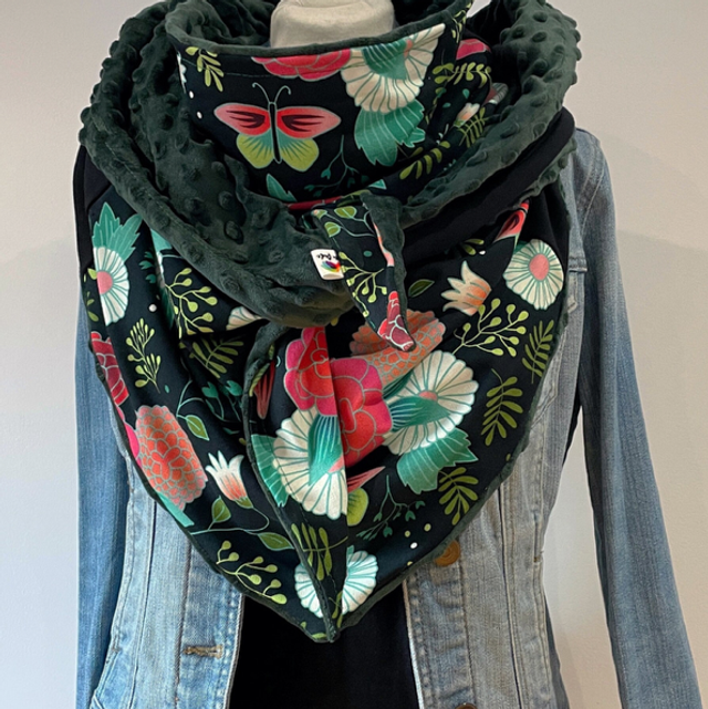 Maxi chèche, châle , écharpe rose, blanche et verte doublée en polaire minky vert foncé « Happy Carmen Green»