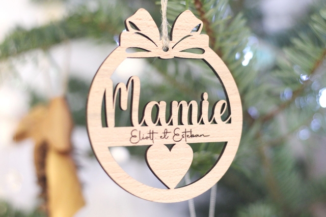 Boule de Noël personnalisée en bois massif - Modèle Mamie