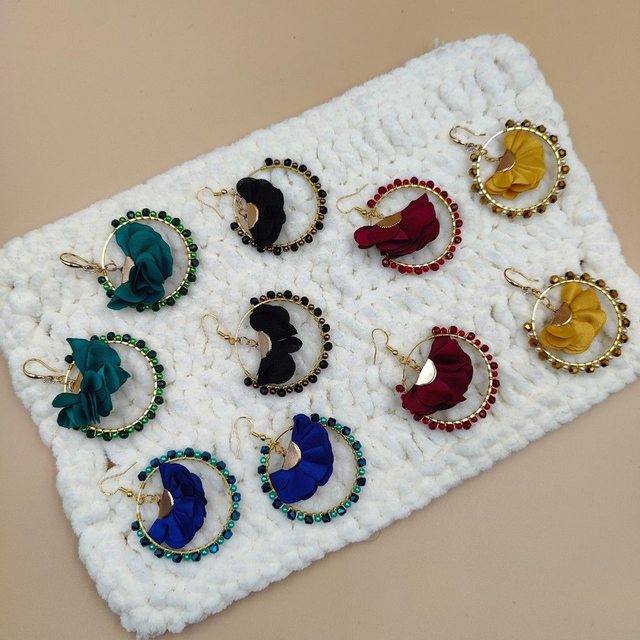 Grandes boucles d’oreilles créoles dorées avec perles et froufrous - 5 couleurs au choix : vert, rouge bordeaux, noir, bleu ou jaune 