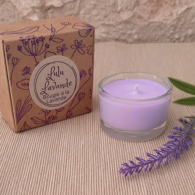 Une petite bougie votive Lulu Lavande à la cire de soja et à la lavande.