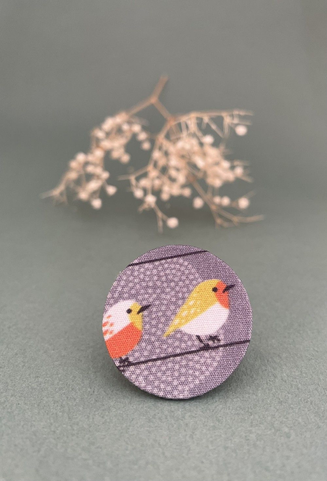 Broche ronde gris clair oiseaux en carton et tissu imprimé