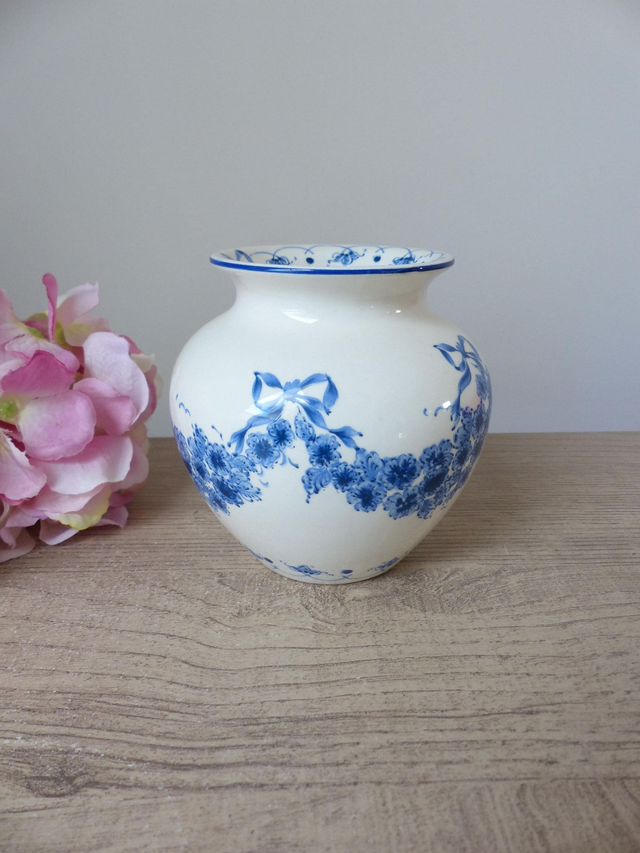 Petit vase boule shabby chic décoré de fleurs bleues, Vase en faïence blanche SIA décor floral délicat, Décoration charme romantique vintage