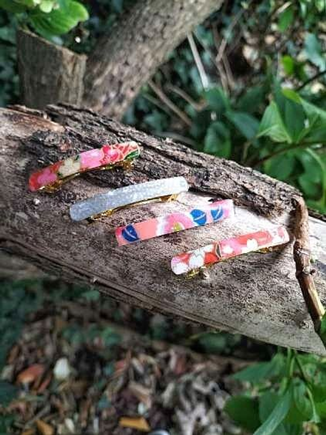 Petite Barrette en Papier Japonais – Élégance et Lumière