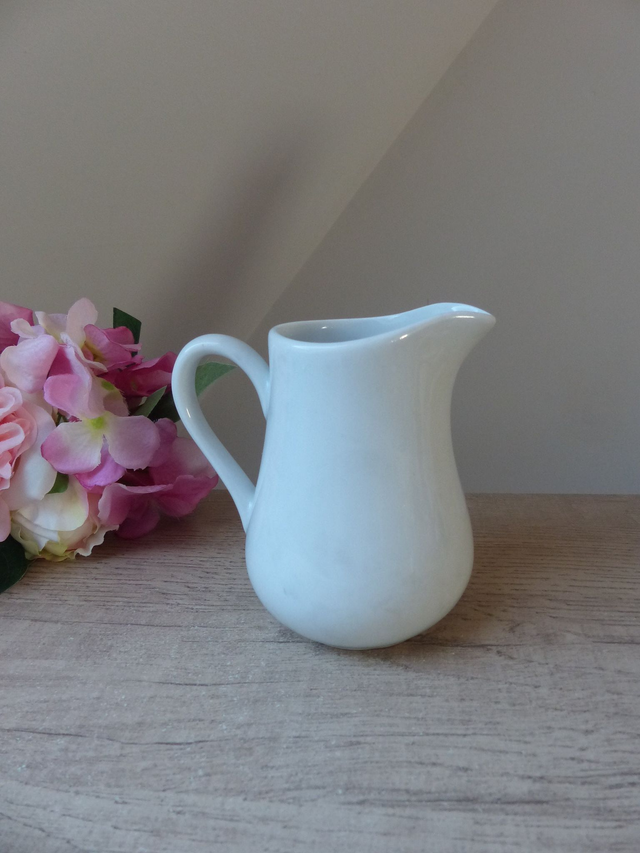 Pot à lait vintage Pillivuyt France – Porcelaine blanche décor fleurs de chicorée bleue, pichet bohème pour déco campagne chic ou bouquet