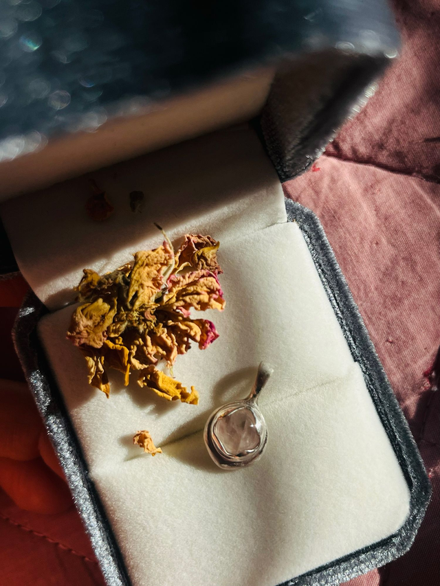 Серия "Съд на Равновесие" - сребърен пендант с розов кварц