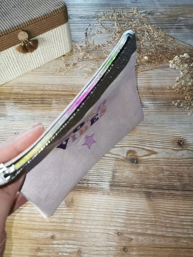 ✨ Pochette "Good Vibes" brodée - Rose pâle ✨