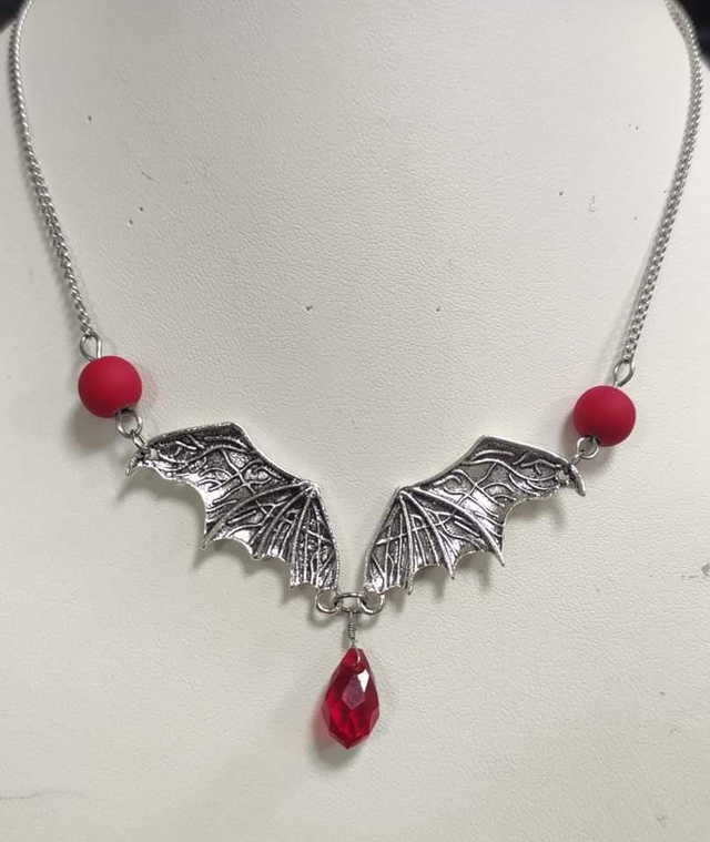 Collier ailes de chauves souris 