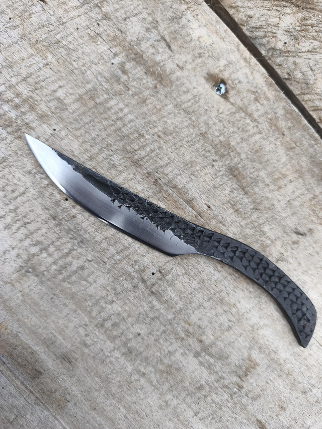 Couteau forgé dans une râpe de maréchalerie.