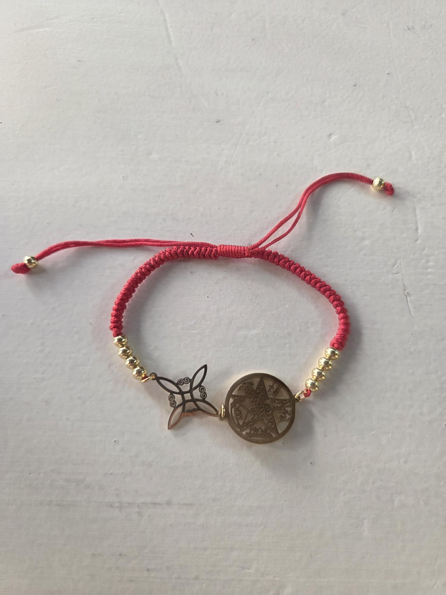 Pulsera hilo rojo tetragramaton y nudo de bruja