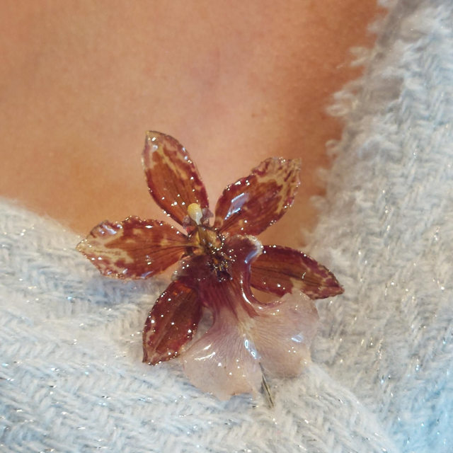 Fibule Orchidée – Broche florale artisanale en acier inoxydable