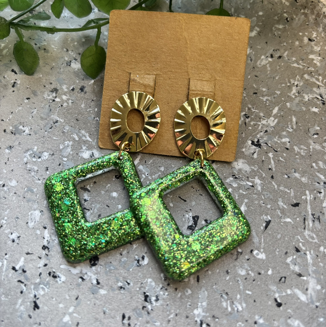 Boucles d’oreilles résine verte et dorées à paillettes 