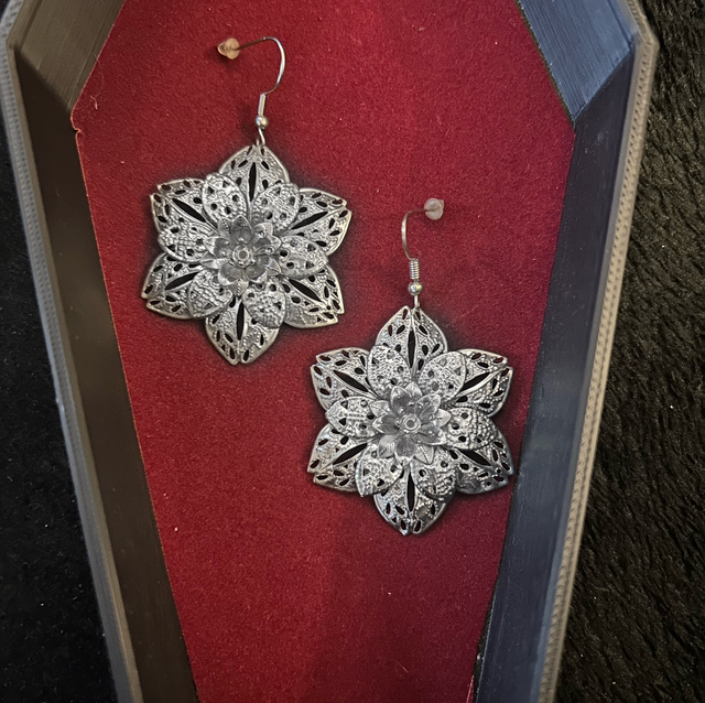 Filigree flower earrings 