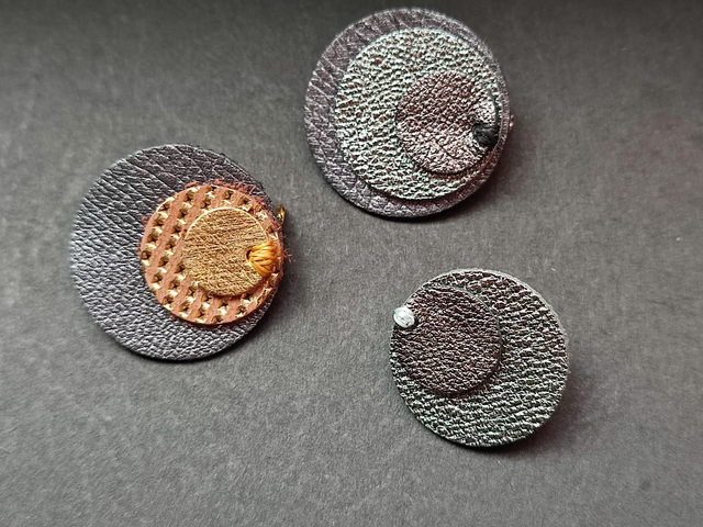 Broche cuir doré où argenté ( au choix)