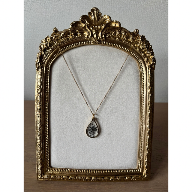 Collier or fleur noir 