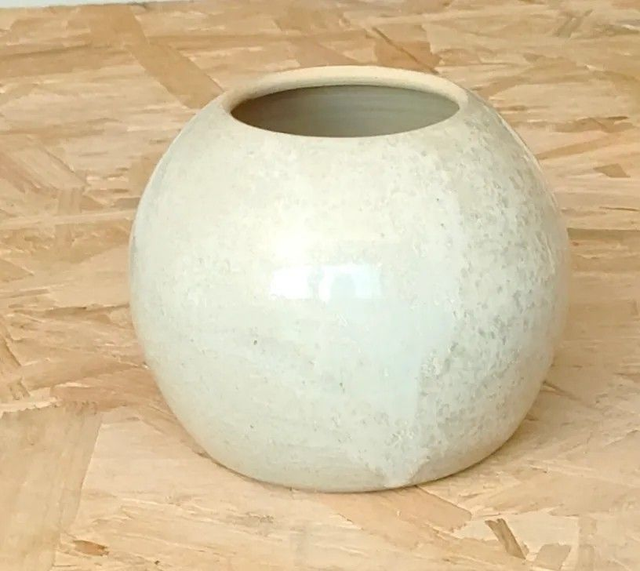 Vase boule blanc nacré