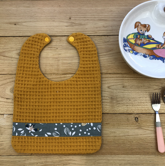 Bavoir jaune hirondelle, à bouton pression 