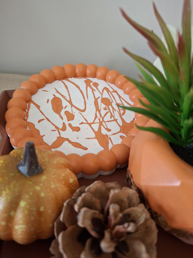 Plateau rond avec contour en relief