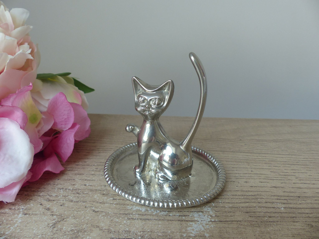 Porte-bagues vintage en métal argenté – chat assis avec queue pour bagues – plat gravé floral – décoration romantique pratique pour bijoux
