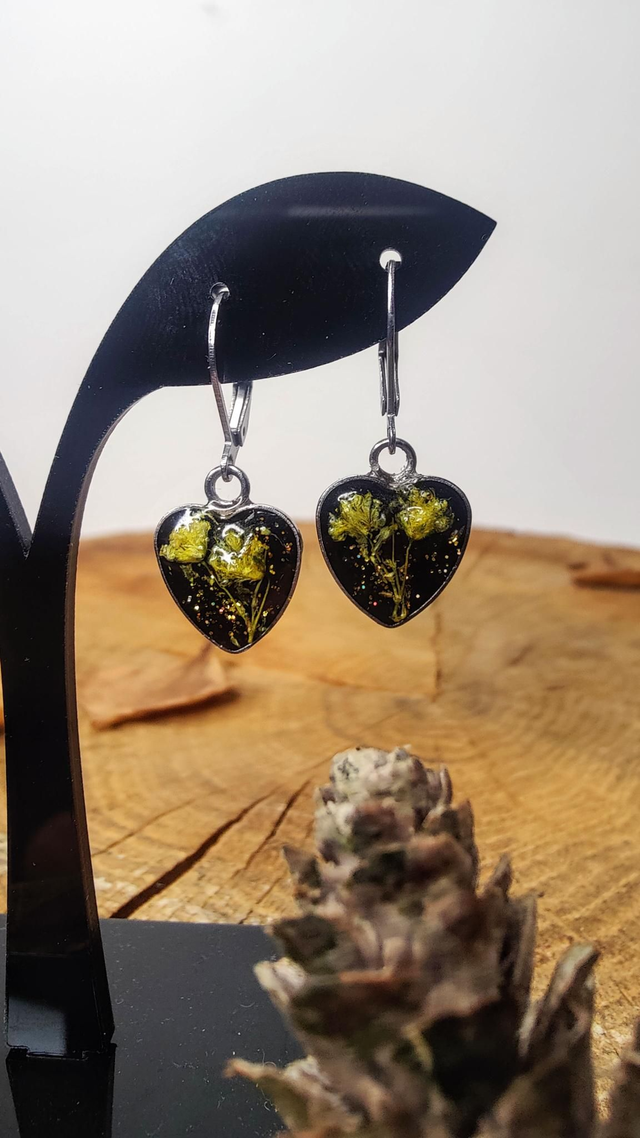 Boucles d&#039;oreilles coeurs en fleurs de gypsophiles naturelles 