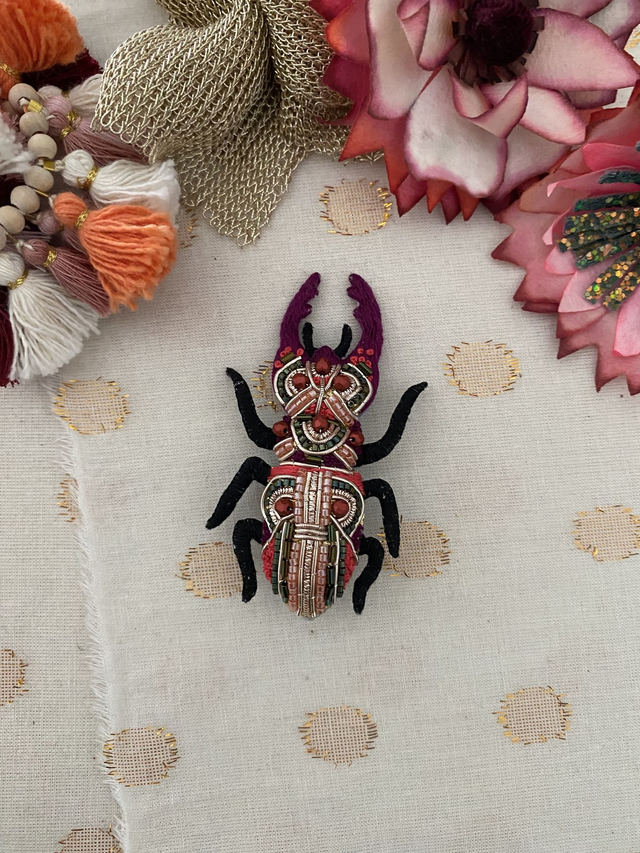 Broche coléoptère lucane pourpre corail