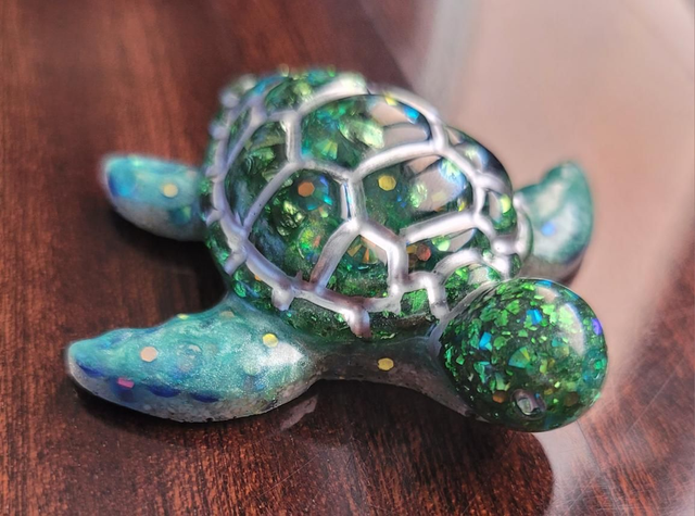 Tortue de mer et ses éclats verts et bleus 5 cm