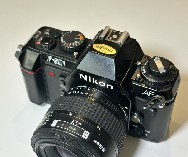 Nikon F-501 mit 35-70mm Zoom
