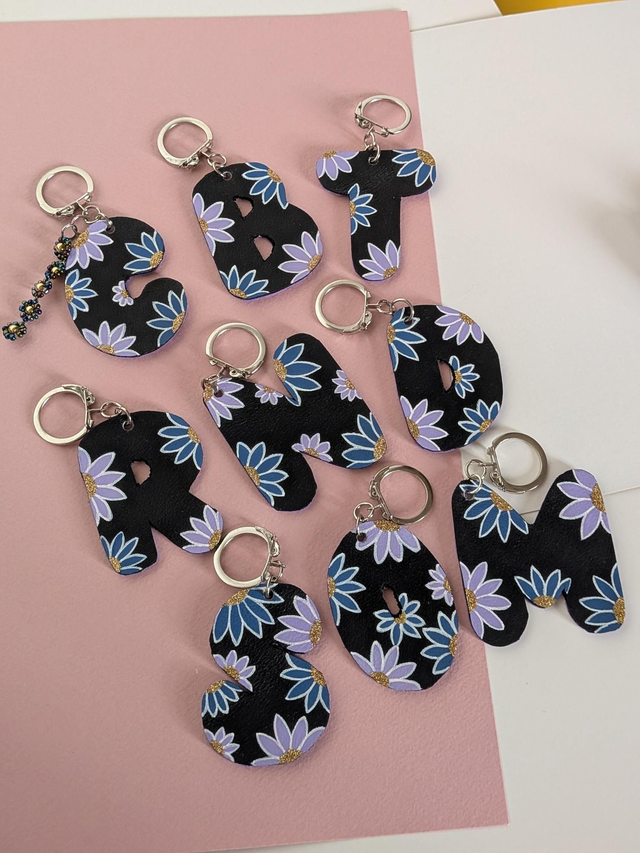 Porte clés "Lettre" - cuir recyclé.