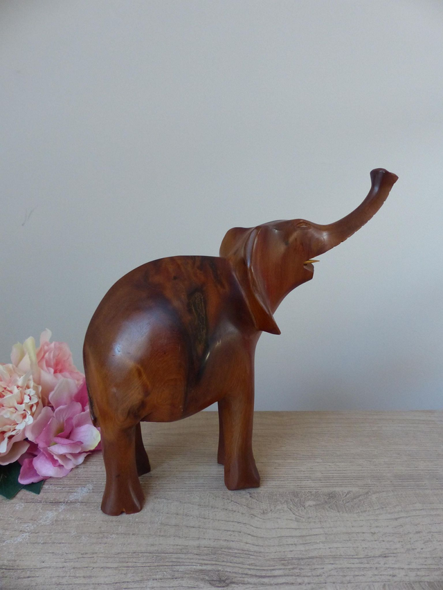 Sculpture artisanale d’éléphant en bois massif – Élégante décoration boho, pièce unique sculptée à la main, symbole de force et de chance